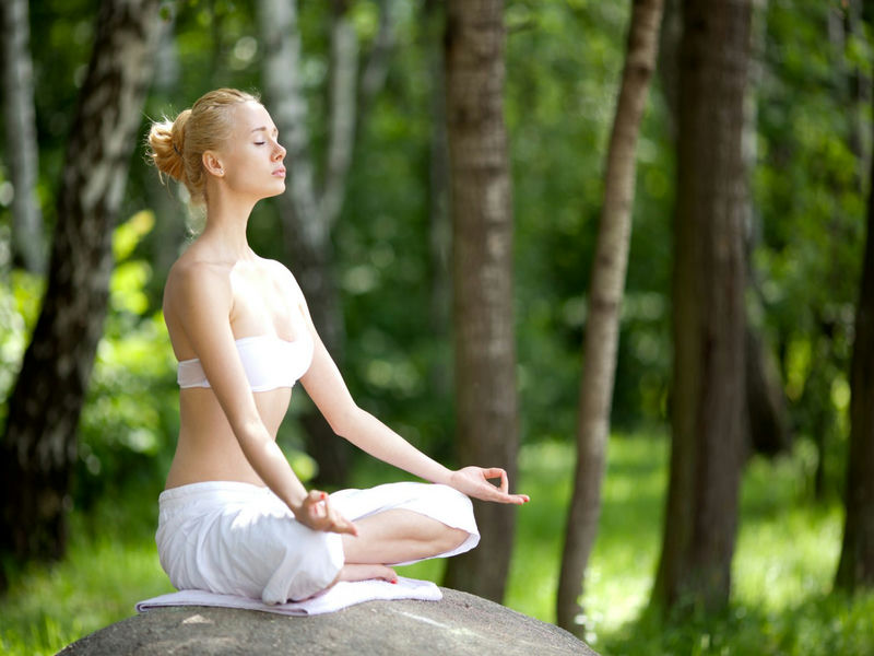 Hít vào 4 lần và thở ra 4 lần liên tiếp. Sự cân bằng luôn luôn tốt cho cơ thể và ngay cả việc hít thở cũng vậy. Những người tập yoga thường xuyên cũng có thể đếm tới 6 hoặc 8 lần trong một bài tập. Động tác này làm hệ thần kinh của chúng ta trở nên bình tĩnh và giảm thiểu stress.