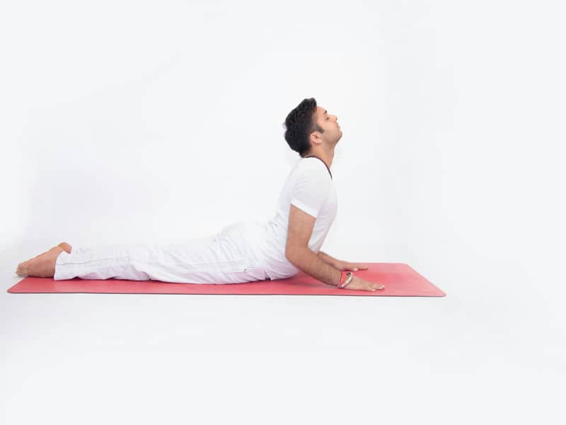 Nhân sư là một tư thế yoga nằm ngửa nhẹ nhàng giúp kéo dài cơ bụng và cân bằng hệ thần kinh. Nó cũng tăng cường sức mạnh của lưng và kéo dài cơ bắp ở ngực và cổ.