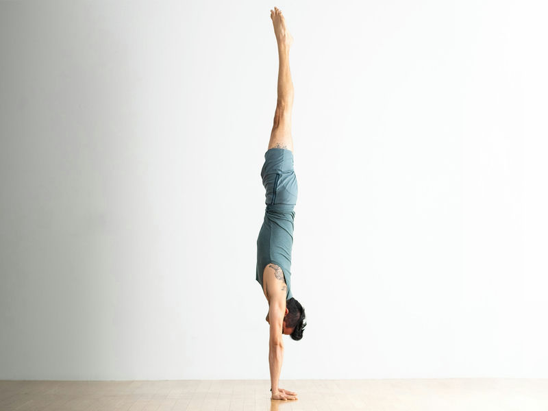 Hướng dẫn tập luyện - thực hành tư thế trồng chuối handstand trong yoga