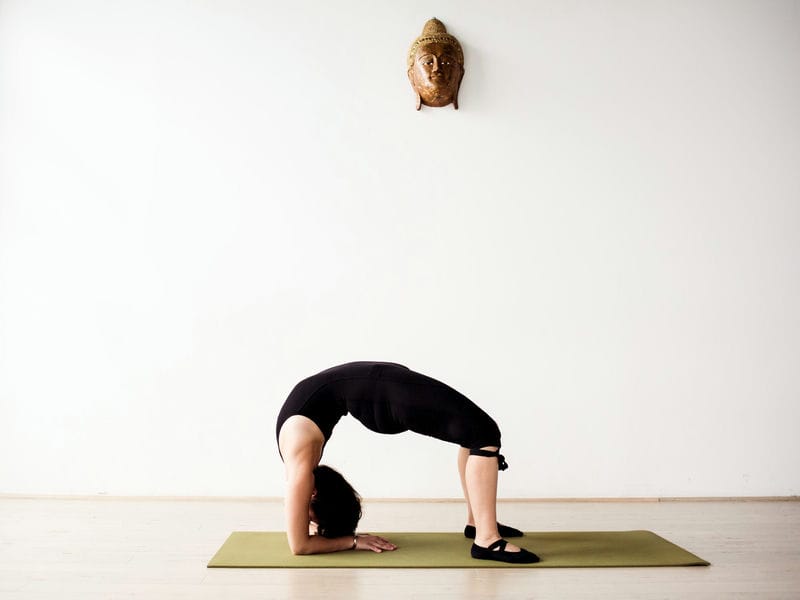 Động tác Yoga còn giúp tăng cường cơ vai. Khi bạn đẩy tay vào sàn và đẩy thẳng tay, các cơ vai sẽ phải làm việc để giữ thăng bằng và đưa cơ thể lên cao. Điều này giúp tăng cường sức mạnh của cơ vai và giúp bạn có thể thực hiện các động tác khác như chống đẩy hoặc xoay vai một cách dễ dàng hơn.